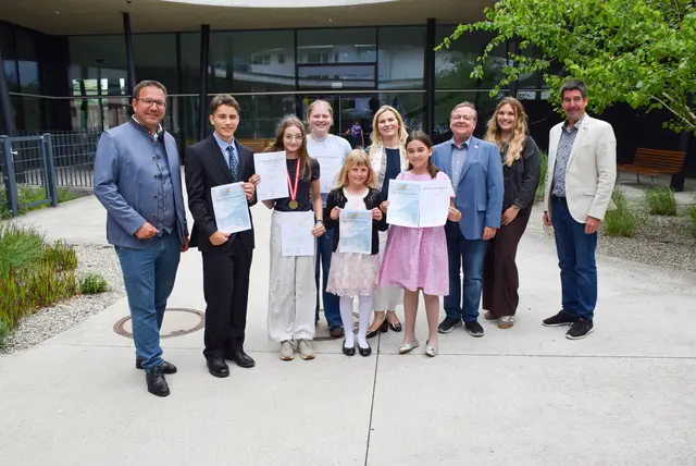 Bürgermeister Christian Haberhauer, Jonathan Leichtfried, Valentina Dorn, Helene Zehetgruber, Mirjam Haslauer, Anastasija Govorova-Borisov, Ada Cosma, Musikschuldirektor Markus Baumann, Lena Sonnleitner (Musikschule), Kulturstadtrat Stefan Jandl | Foto: Stadt Amstetten