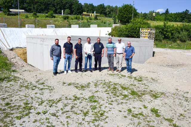 Marcel Reikersdorfer (Firma Lehner), Christian Hauss (Stadtgemeinde), Kommandant-Stv. Thomas Steinkellner (FF Edla Boxhofen), Ortsvorsteher Andreas Gruber, Kommandant Christoph Stockinger (FF Edla-Boxhofen), Koloman Riedler (Firma Riedler), Günther Lehner (Firma Lehner), Ausschussvorsitzender Bernhard Wagner | Foto: Stadt Amstetten