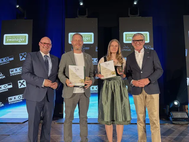 Lehrherr Martin Zwanzger mit Tanja Wipler und den beiden Gratulanten | Foto: MeinBezirk/Harald Almer