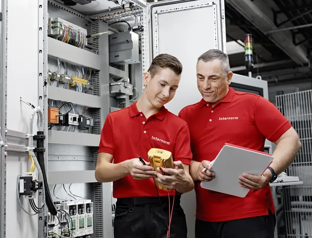 Mitarbeiter im Internorm-Werk in Traun | Foto: MeinBezirk/Ingo Till