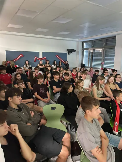 Die Schülerinnen und Schüler der HAK Frauenkirchen trafen sich vor Unterrichtsbeginn zum gemeinsamen Fußball schauen. | Foto: HAK Frauenkirchen