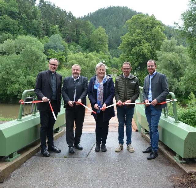 Strahlende Gesichter trotz Regens: Pfarrer Clemens Grill, Gemeindekassier Siegfried Ebner, Bürgermeisterin Eva Schmidinger, Andreas Hinterleitner (Fa. Traditionsholz) und Amtsleiter Patrik Pretterer. | Foto: Silke Leitner