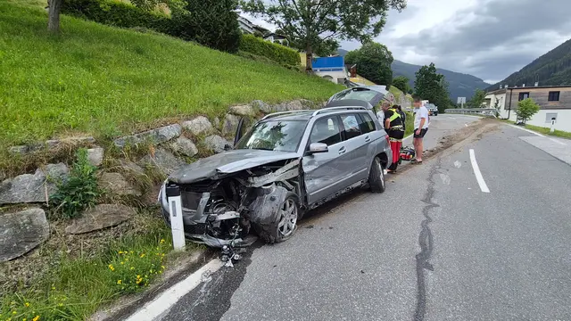 Der Pkw kam nach dem Unfall in Wattenberg an einer Steinmauer zum Stillstand. | Foto: ZOOM.TIROL