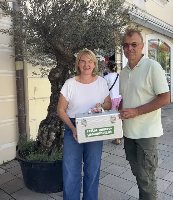 Grüne Klubobfrau und Landessprecherin Helga Krismer sowie Stadtrat Johannes Edtmayer kritisieren die geplante Schließung des Notarztstützpunktes in Klosterneuburg scharf. | Foto: MeinBezirk/Seebacher
