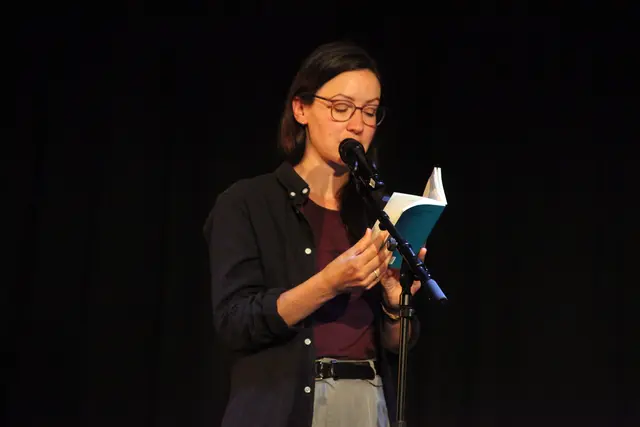 Die Komparatistin und Übersetzerin Rebekka Zeinzinger übertrug gemeinsam mit Marie Alpermann Selma Asotićs Debütband „Sag Feuer“ ins Deutsche und widmet sich der Vermittlung bosnisch-kroatisch-serbischer Gegenwartsliteratur.