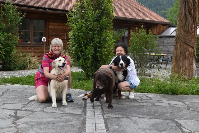 "Ein Herz für Tiere und Menschen": Humani-Obfrau und Tierärztin Rosmarie Poskocil aus Opponitz (r.) mit Cornelia Steiner aus Wieselburg-Land