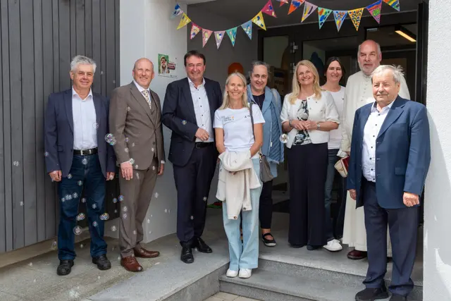 Vizebürgermeister Josef Thaller, Bezirkshauptmann Valentin Pühringer, Bürgermeister Wilfried Kellermann, Kindergarten-Leiterin Alex Pröll, eine Vertreterin der Caritas, LAbg. Gertraud Scheiblberger, Michaela Nigl-Kirschner, Paulus Manlik und Alt-Bürgermeister Josef Natschläger, v. l.  | Foto: Foto Kirschner