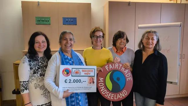 Carina Stabauer, Sister Lucy, Sylvia Klimesch, Luise Luft und Bernadette Märzinger (v.l.).

  | Foto: Arge Fairtrade Mondseeland