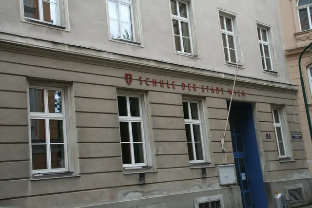 Die Schule in der Schwarzingergasse 4 wird abgerissen, der geplante Schulneubau fiel aber Sparmaßnahmen zum Opfer. (Archiv) | Foto: Karl Pufler