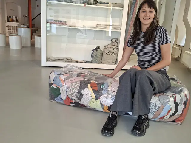Die Altkleider-Sitzbank im Textilen Zentrum  Im Bild mit  der Textilkünstlerin Joanna Czekajlo enthält die Menge Altkleider, die in Haslach an einem Tag im Altstoffsammelzentrum abgegeben werden.  | Foto: Helmut Eder