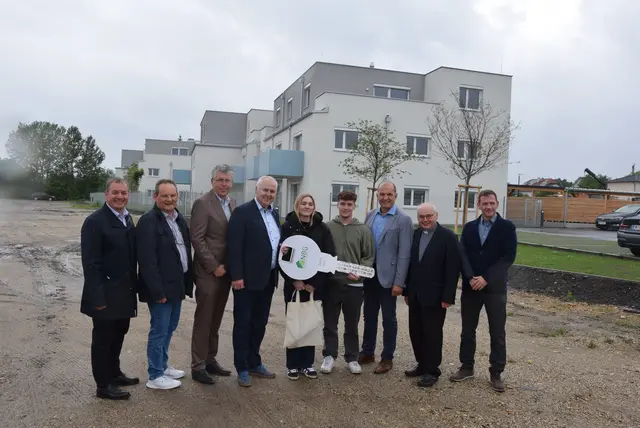 Gruppenfoto mit Riesenschlüssel