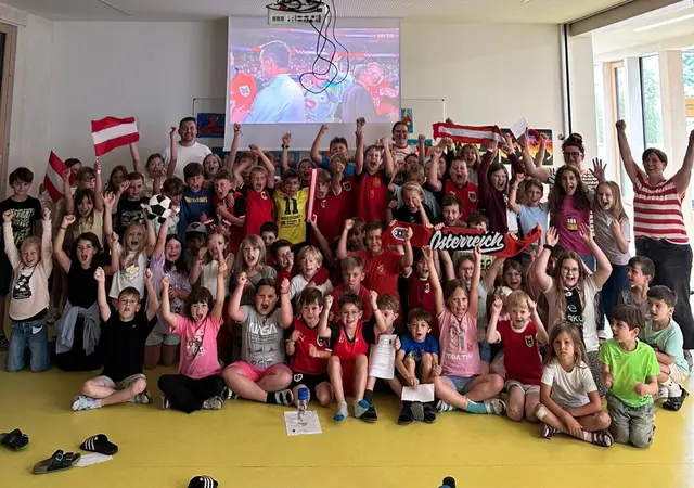 Mit Fanartikeln und großer Begeisterung verfolgten die Kinder der VS Allerheiligen das WM-Spiel – und jubelten über den 3:1-Sieg Österreichs. | Foto: VS