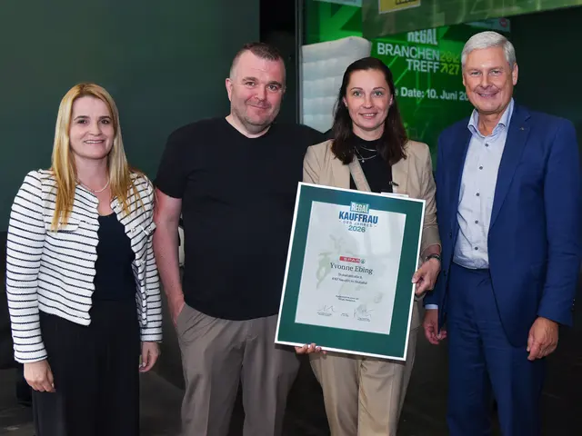 Die SPAR-Kaufleute Yvonne und Herbert Ebing (Mitte) freuen sich gemeinsam mit SPAR-GF Patricia Sepetavc und Vorstandsvorsitzendem Hans K. Reisch über die Auszeichnung des Fachmagazins Regal. | Foto: © SPAR