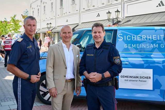 Landespolizeidirektor Martin Huber, Designer Outlet Parndorf General Manager Mario Schwann und Bundespolizeidirektor Michael Takács  | Foto: Karl Schober