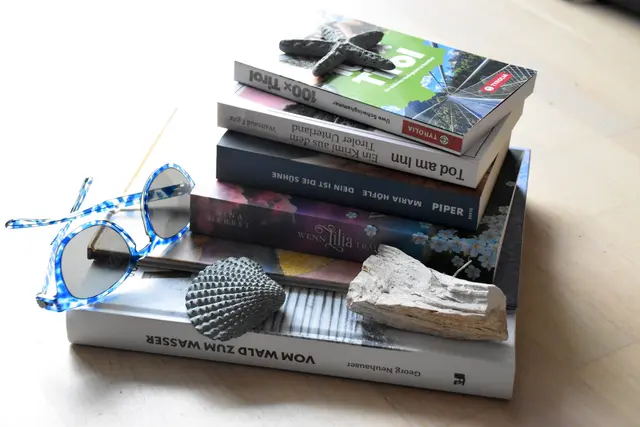 Sechs Bücher aus dem oder rund um den Bezirk Kufstein laden im Sommer zum Lesen ein.  | Foto: Barbara Fluckinger