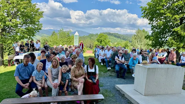 Die Besucherinnen und Besucher der Festmesse bei der Wolfgangikrche