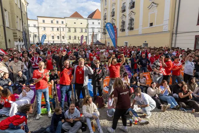 Am Minoritenplatz feierten hunderte Fans den Sieg von Österreich gegen Jordanien. | Foto: Stadt Wels