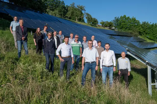 Ein Teil der 56 Investorinnen und Investoren besichtigen Ihre Agri-PV-Anlage. | Foto: EnergieZukunftWEIZplus_GerhardSteinwender_mittel