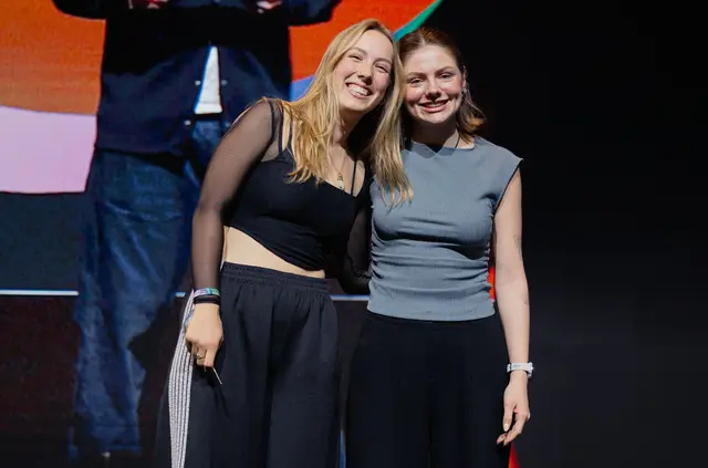Juliane Steiner und Luisa Mistelberger freuen sich über einen Gold- und einen Silbernagel für ihren Social Awareness Spot „Bingo“. | Foto: ADC Germany/Kevin Mohr