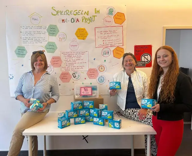 Die Menstruationsartikel an Schulen sind auf eine Initiative von Bezirksrätin Stefanie Grötz (SPÖ) seit 2024 an Schule verfügbar.  | Foto: BV17
