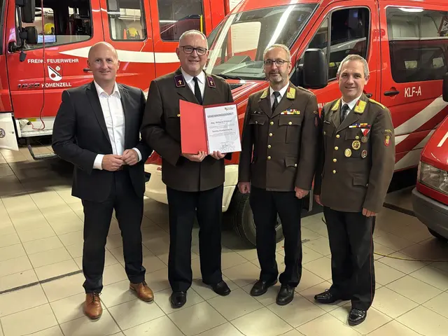 Bürgermeister Thomas Priewasser, Kapitular Wolfgang Schnölzer, Bezirksfeuerwehrkommandant Jürgen Hell und der Kommandant der Feuerwehr Hohenzell Berthold Pumberger. | Foto: BFKDO Ried