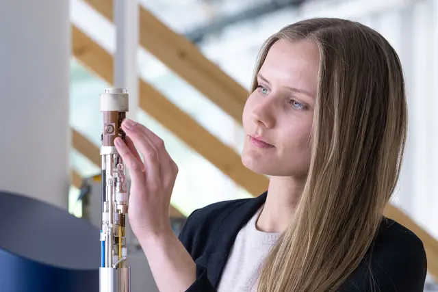 ISTA‑Wissenschafterinnen und -Wissenschafter so wie Doktorandin Lea Becker (Bild) untersuchen, wie Proteine „atmen“ und was sie erstarren lässt. | Foto: ISTA