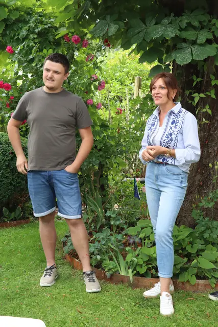 Gemüsebauer Romed Puelacher mit Mutter Sabina Puelacher. | Foto: Kendlbacher