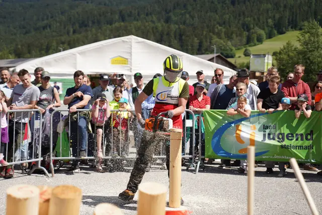 Der Siger Georg Schmied (LJ Bezirk LB) hoch konzentriert beim Geschicklichkeitsschneiden in der Klasse „unter 18 Jahren“. | Foto: Landjugend Steiermark