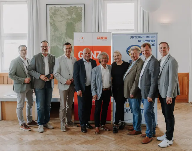 V. l.: Klemens Ruttmann (Leiter WKO UU), Christoph Meisinger (Bürgermeister Engerwitzdorf), Erwin Reichetseder (Bürgermeister Alberndorf), Ferdinand Watschinger (Bezirkshauptmann UU), Sepp Wall-Strasser (Bürgermeister Gallneukirchen), Birgit 
Nagl-Riepl (Gasthaus Riepl), Wolfgang Griesmann (Guute Pionier), Erwin Brandl (Guute Pionier), Gregor Baumgartner (Geschäftsführer Guute OÖ). | Foto: Gernerproductions GmbH