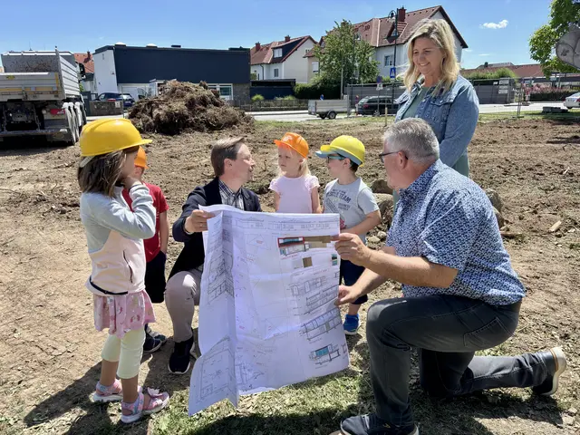 Ganz genau erklärte Bürgermeister Rainer Handlfinger den Kindern, wie der Kindergarten künftig aussehen wird. | Foto: Tanja Handlfinger
