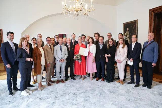 Landeshauptfrau Karoline Edtstadler verlieh am 16.6.2026 das Ehrenzeichen des Landes an Elisabeth Gutjahr. Als erste Frau stand Gutjahr von 18. April 2018 bis 31. März 2026 als Rektorin an der Spitze der Universität Mozarteum Salzburg. | Foto: Land Salzburg / Franz Neumayr