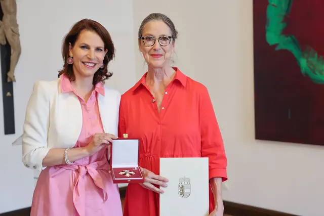 Im Bild: Landeshauptfrau Karoline Edtstadler mit Elisabeth Gutjahr, die das Ehrenzeichen des Landes erhielt. | Foto: Land Salzburg / Franz Neumayr