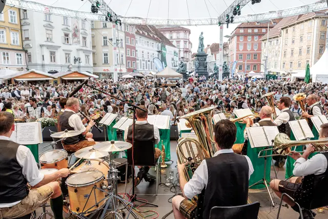 Insgesamt warten 17 Bühnen und rund 200 Stunden Programm auf die Besucherinnen und Besucher.  | Foto: Ivents/Erwin Scheriau