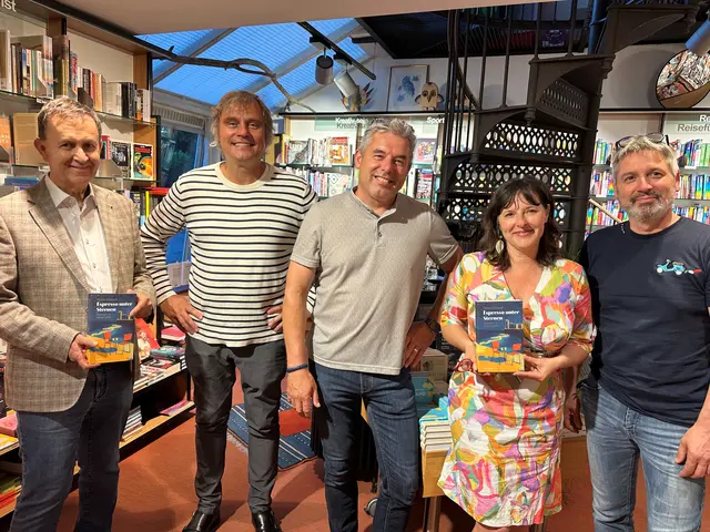 Stefan Maiwald (2. v. l.) las in der Buchhandlung Plautz aus seinem Buch „Espresso unter Sternen - Eine Reise in Sachen Glück". | Foto: Herbert Kampl