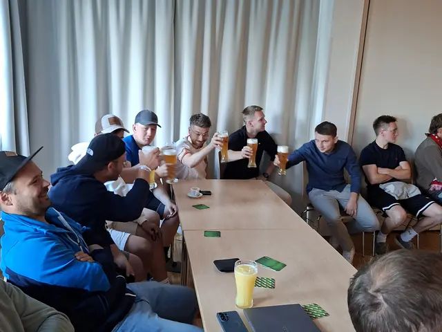 Gekommen waren auch die Spieler der Union Waldmark  und zahlreiche ihrer Fans.  | Foto: Helmut Eder