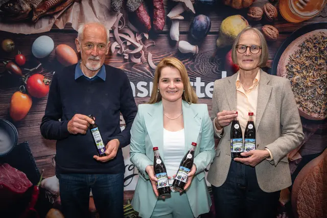 Rupert Schitter (links) und Agnes Schitter (rechts) vom Zehnerhof im Lungau mit SPAR-Geschäftsführerin Patricia Sepetavc (Mitte.) | Foto: Spar