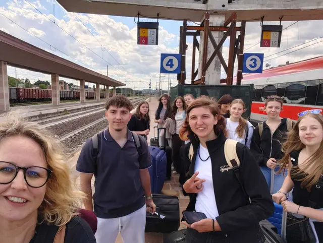 Die Schülerinnen und Schüler der dritten Klasse am Bahnhof von Vicenza in Italien.
