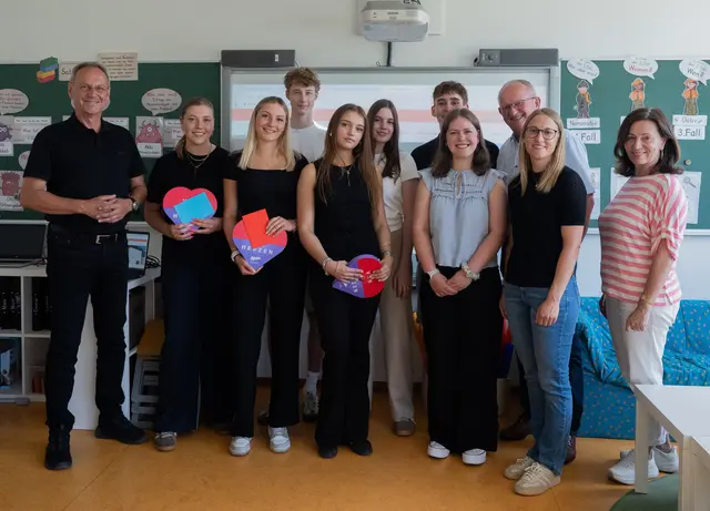 V. l.: Brunnenthals Bürgermeister Roland Wohlmuth, Lisa Bauer, Sarah Hauer, Philipp Wallner, Sarah Wildenauer, Simone Doblinger, Samuel Strauß, Amelie Hofbauer, Wernsteins Ortschef Alois Stadler, Professorin Christina Milleder und Direktorin Sigrid Schatzl. | Foto: Gemeinde Brunnenthal