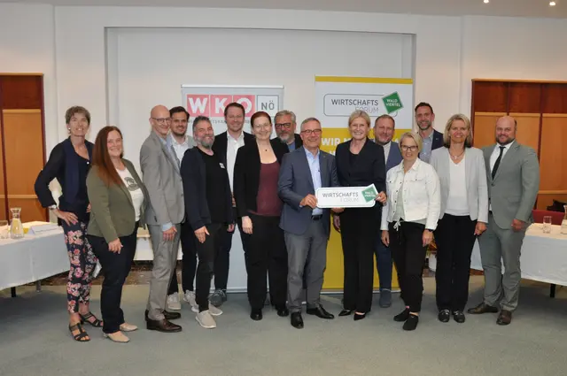 Martina Diesner-Wais, Silvia Moser, Johannes Schedlbauer, Sebastian Stark, Stefan Schrenk, Bernhard Stellner, Sigrid Stagl, Werner Groiß, Christof Kastner, Birgit Trojan, Jochen Flicker, Manuela  Herzog, Thomas Weiss, Renate Giller-Schilk und Christoph Prinz | Foto: Wirtschaftsforum Waldviertel