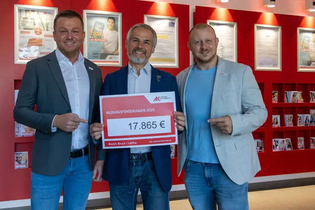 Gruppenfoto mit Scheck