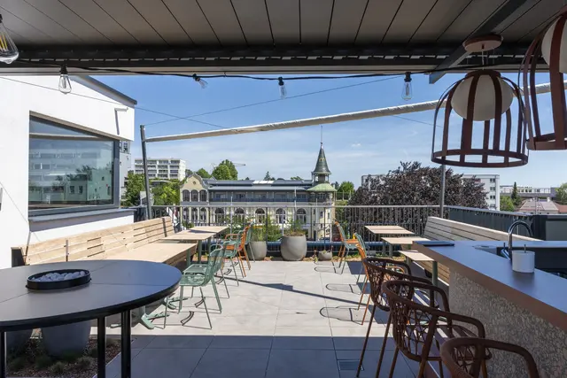 Auf rund 14 Metern Höhe eröffnet mit dem "Wilma" das erste Rooftop in Liesing. Hier wird modernes Frühstück, Soulfood und handverlesene Weine unter freiem Himmel.  | Foto: &Social