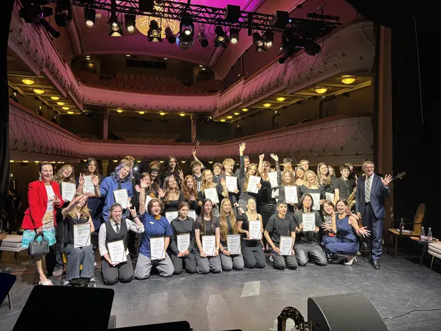 Die Schüler des Bundesoberstufenrealgymnasiums präsentierten stolz ihre Urkunden als Kulturbotschafter des Stadttheaters. | Foto: Schauer