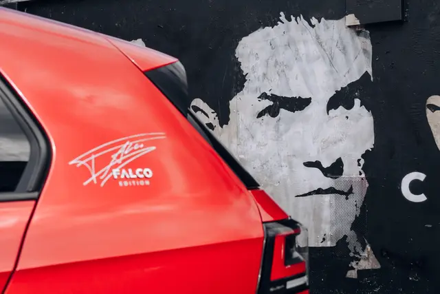 Stilvoll und einzigartig: Das Sondermodell Falco Edition verbindet den Klassiker VW Golf mit dem künstlerischen Werk Falcos. | Foto: Volkswagen