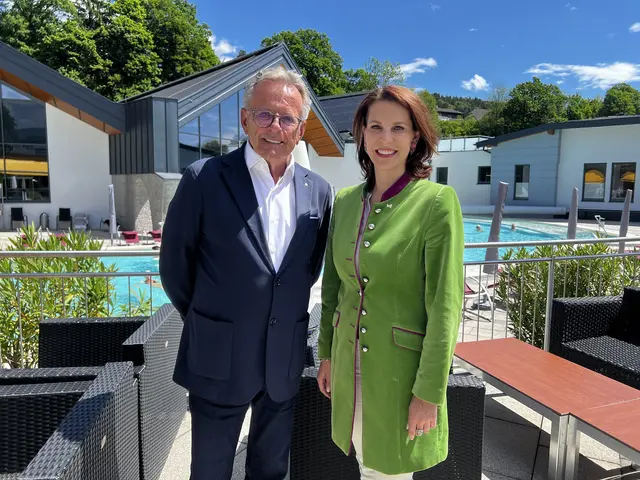 Geschäftsführer Michael Schafflinger mit Landeshauptfrau Karoline Edtstadler in Bad Vigaun. | Foto: Landespressebüro