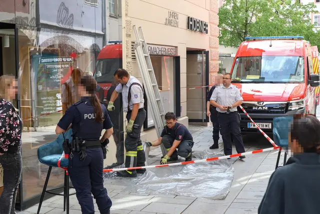 Polizeieinsatz in der Welser Innenstadt nach der mutwilligen Zerstörung der Glasfassade von Tui-Reisen. | Foto: laumat.at