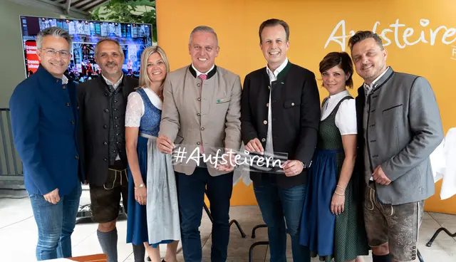 Präsentierten das Programm: Landeshauptmann Mario Kunasek (M.) flankiert von Landesrat Karlheinz Kornhäusl sowie dem Ehepaar Lientscher (Ivents Kulturagentur) und dem Ehepaar Perna (Ivents Kulturagentur) sowie Graz-Stadtrat Kurt Hohensinner (l.)  | Foto: Land Steiermark/ Streibl