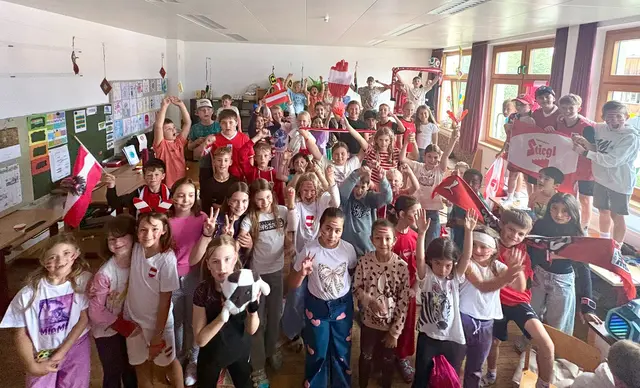 Schülerinnen und Schüler der Volksschule Tulfes verfolgen das Spiel Österreich gegen Jordanien im Klassenzimmer. | Foto: Volksschule Tulfes