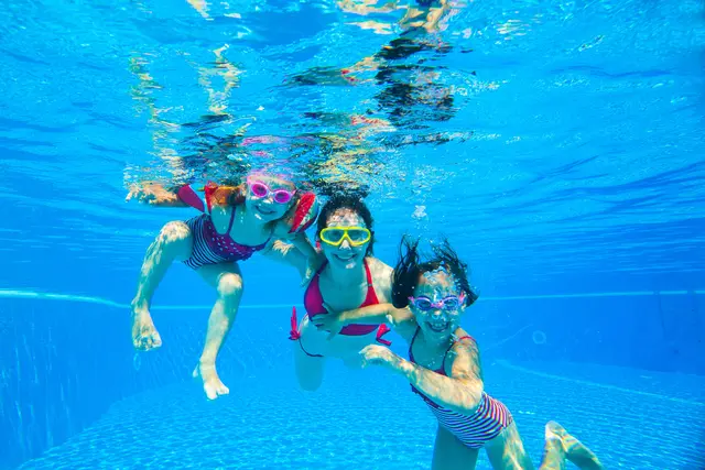 Die Familienkarte sucht beim Gewinnspielheuer wieder authentische und kreative Fotos, die gemeinsame Erlebnisse in den Mittelpunkt stellen.  | Foto: Symbolbild: yanlev/smarterpix