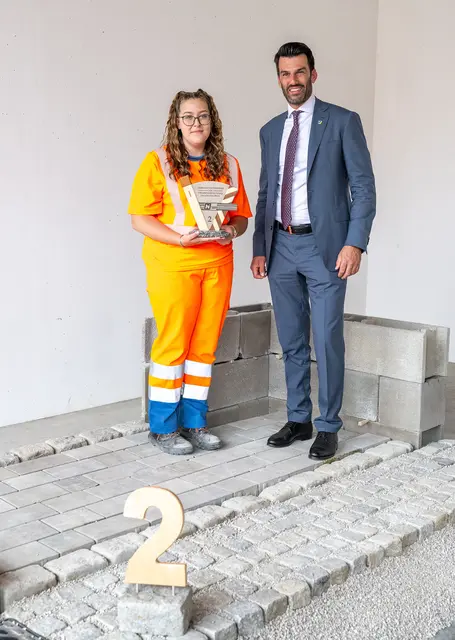 Lisa Buchmayer freute sich über den 2. Platz. Im Bild mit Verkehrslandesrat LH-Stellvertreter Udo Landbauer  | Foto: NLK Burchhart