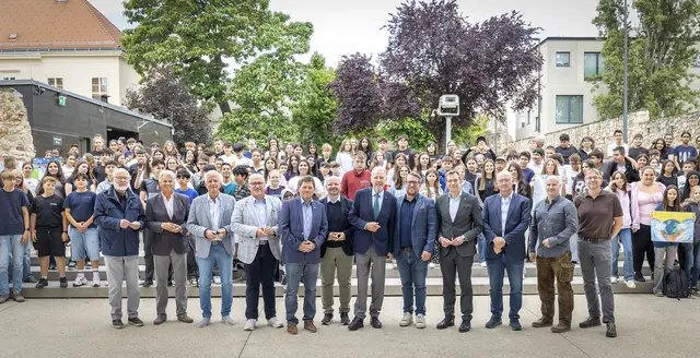 Walter Tauber, Peter Zäuner, Richard Haizl, Manfred Wicha, Marco Colazzo, Gerald Friessnegger, ÖVP-Bürgermeister Klaus Schneeberger, Gerald Grasl, ÖVP-Bildungsstadtrat Philipp Gruber, Franz Sales Müller, Stefan Charous und Daniel Dinhopl mit den Schülerinnen und Schülern, die beim Friedensplakatwettbewerb mitgemacht haben. | Foto: Stadt Wiener Neustadt/Weller